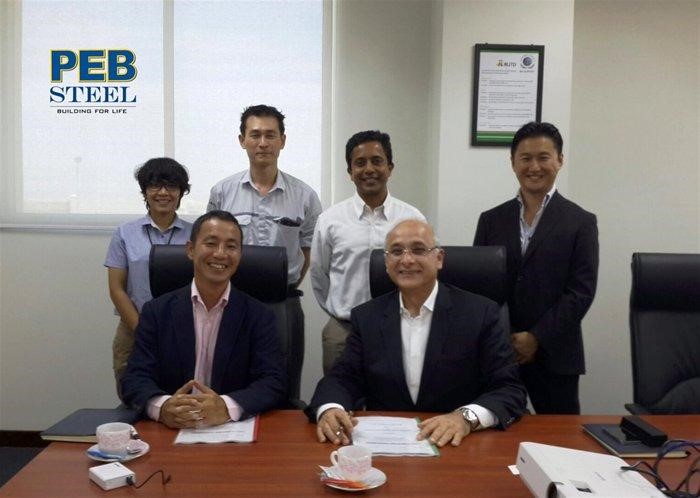 Ông Sami Kteily, đại diện cho PEB Steel và ông Yanai Takashi, đại diện công ty Thilawa Myanmar Nhật Bản (MJTD cùng ký hợp đồng thuê đất cho nhà máy của PEB Steel Myanmar.