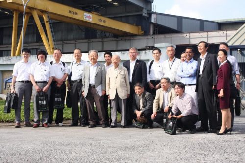 Đại diện PEB Steel cùng đoàn doanh nhân Nhật Bản chụp ảnh lưu niệm sau chuyến thăm nhà máy sản xuất thép