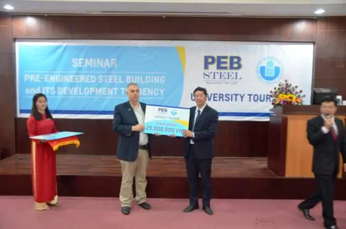 Ông Adib Kouteili - PEB Steel trao tặng các suất học bổng cho đại diện trường ĐH Quốc tế TP.HCM