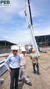 Tổng Giám đốc văn phòng Pebsteel Hà Nội trong sự kiện lắp dựng cột đầu tiên của nhà máy thép thứ 06.