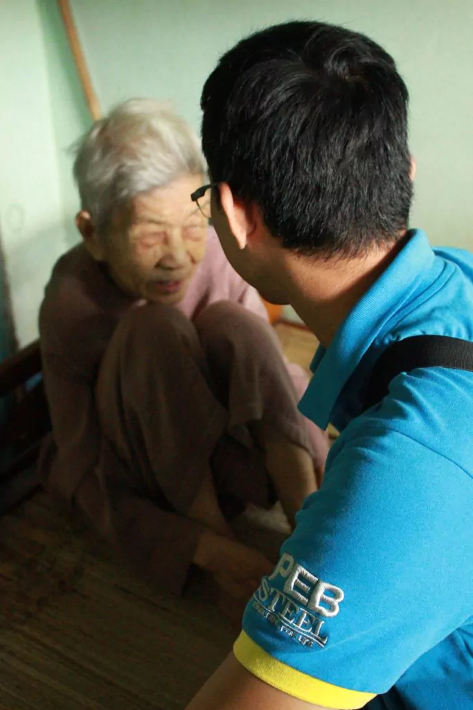 PEB Steel’s employee with a blind woman