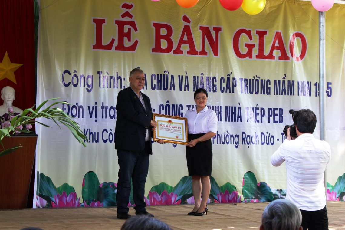 Đại diện chính quyền huyện Xuyên Mộc trao tặng bằng khen cho công ty PEB Steel