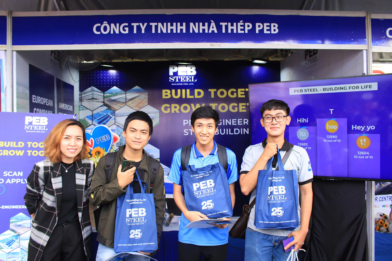 PEB Steel tặng quà cho những sinh viên chiến thắng trong hoạt động tương tác.