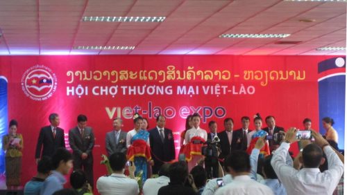 Hình ảnh nghi lễ cắt băng khánh thành Hội chợ Thương mại Việt-Lào mà Công ty Pebsteel đã tham gia