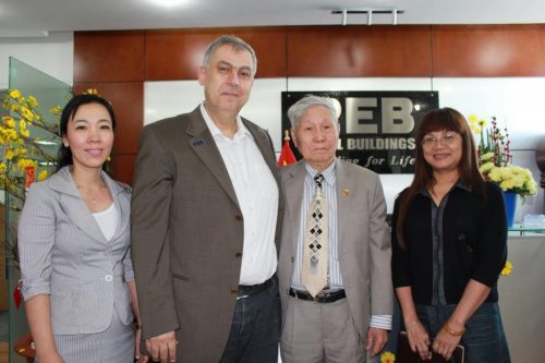 Hình ảnh lãnh đạo công ty PEB Steel chụp hình lưu niệm cùng đại diện Thời báo kinh tế Việt Nam