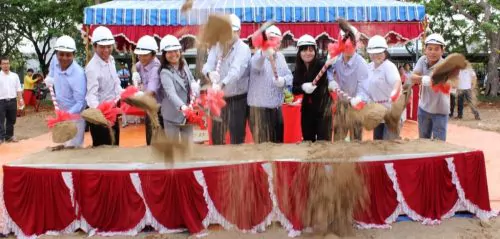 Ban Giám đốc công ty PEB Steel thực hiện nghi thức xúc cát động thổ nhà máy thép.