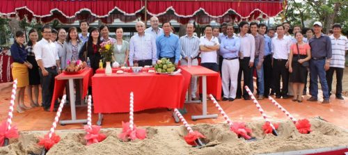 Ban Lãnh đạo công ty PEB Steel cùng với các đối tác, lãnh đạo của tỉnh và khu công nghiệp Đông Xuyên chụp ảnh lưu niệm trong buổi lễ động thổ nhà máy thép