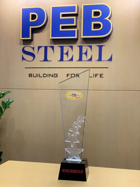 Hình ảnh cúp giải thưởng Rồng Vàng của PEB Steel