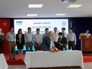 Hình ảnh PEB Steel ký kết hợp tác và trao tặng mô hình nhà thép tiền chế tại trường Đại học Sư Phạm Kỹ Thuật TP.HCM