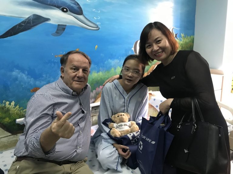 Hình ảnh ông Rad Kivette và Bà Trần Thị Hạnh, trưởng phòng nhân sự – PEB Steel Buildings, trao tặng các phần quà cho các bé