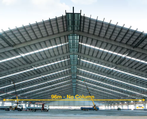 Ảnh chụp công trình nhà thép tiền chế được PEB Steel xây dựng có khung kèo rộng đến 96m không cần cột giữa