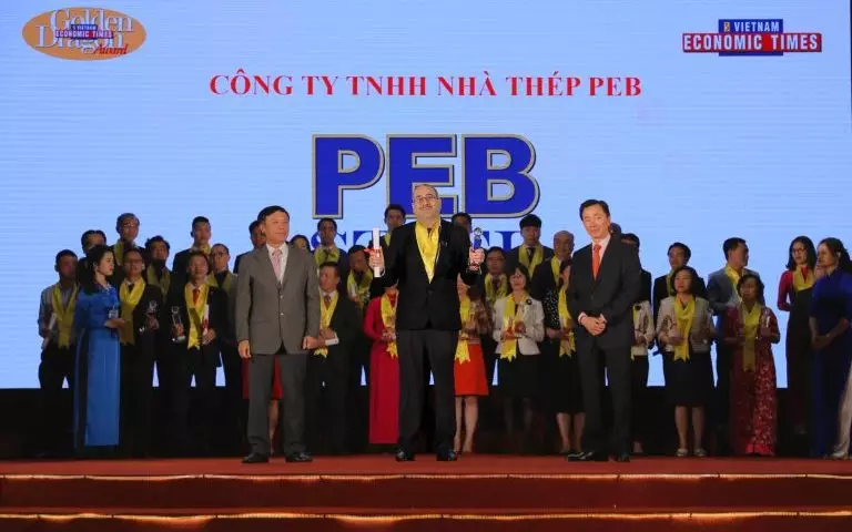 Ông Nabil Khalaf, đại diện PEB Steel nhận giải thưởng Golden Dragon Award