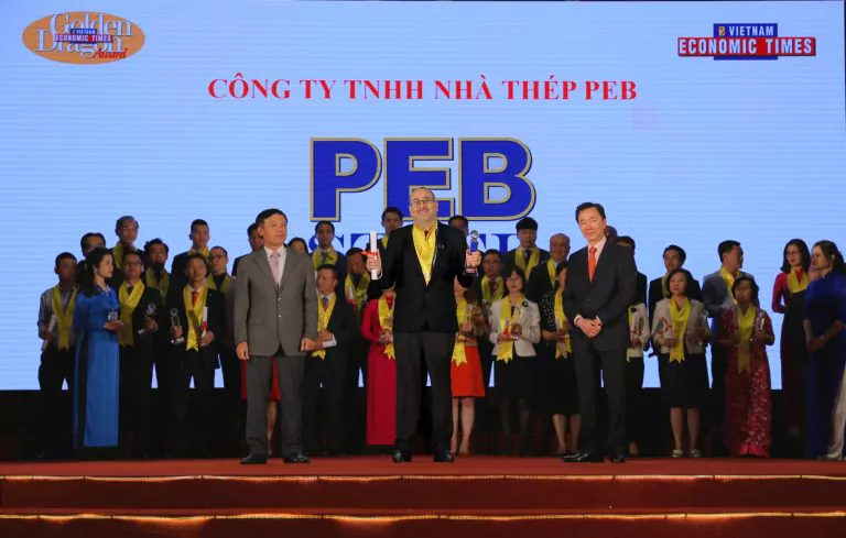 Ông Nabil Khalaf, đại diện PEB Steel nhận giải thưởng Golden Dragon Award