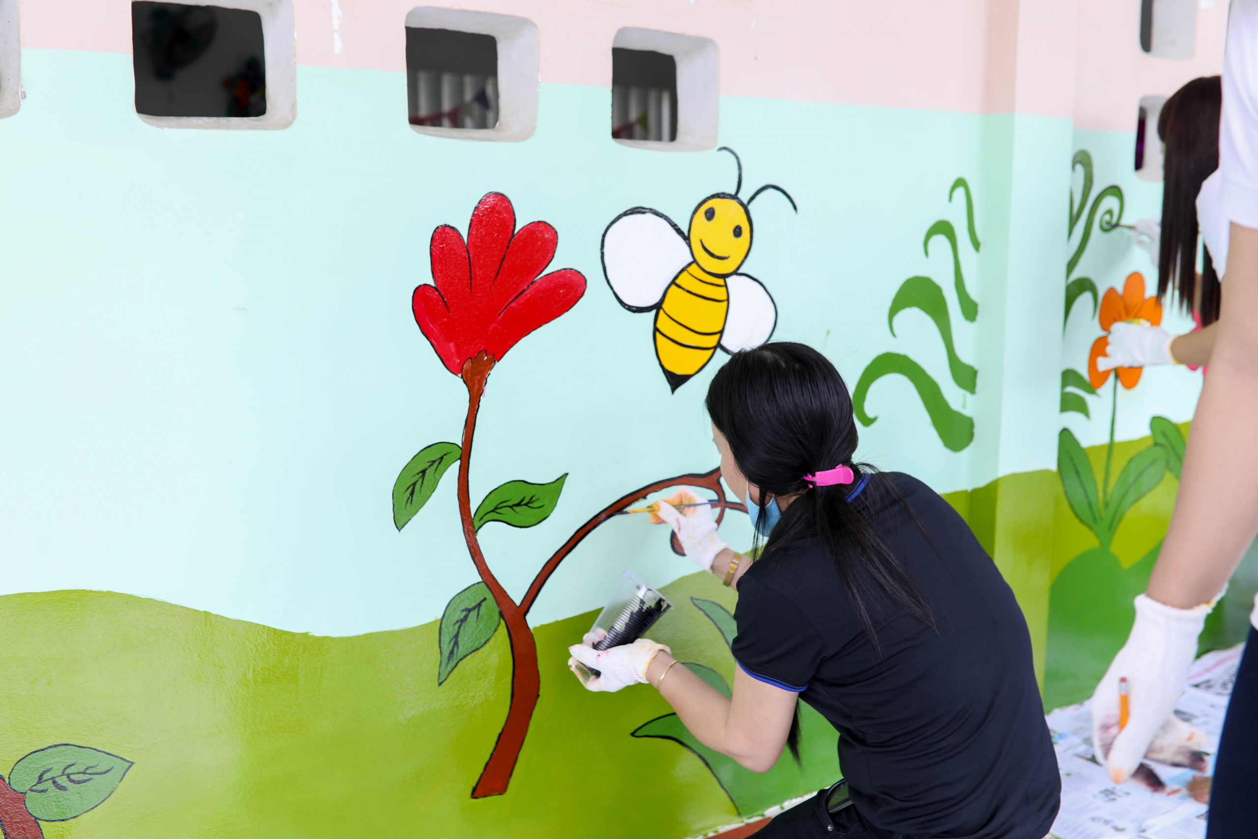 Các nhân viên PEB Steel, SCC và các cô giáo cùng nhau vẽ lại tường lớp học cho các bé