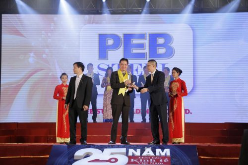 Ông Trương Khôi Nguyên – Đại diện công ty PEB Steel nhận giải thưởng Rồng Vàng 2015.