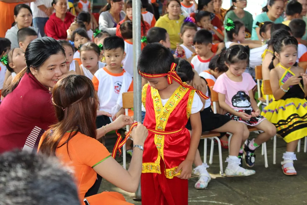 Các bé cùng cô giáo chuẩn bị cho các tiết mục văn nghệ
