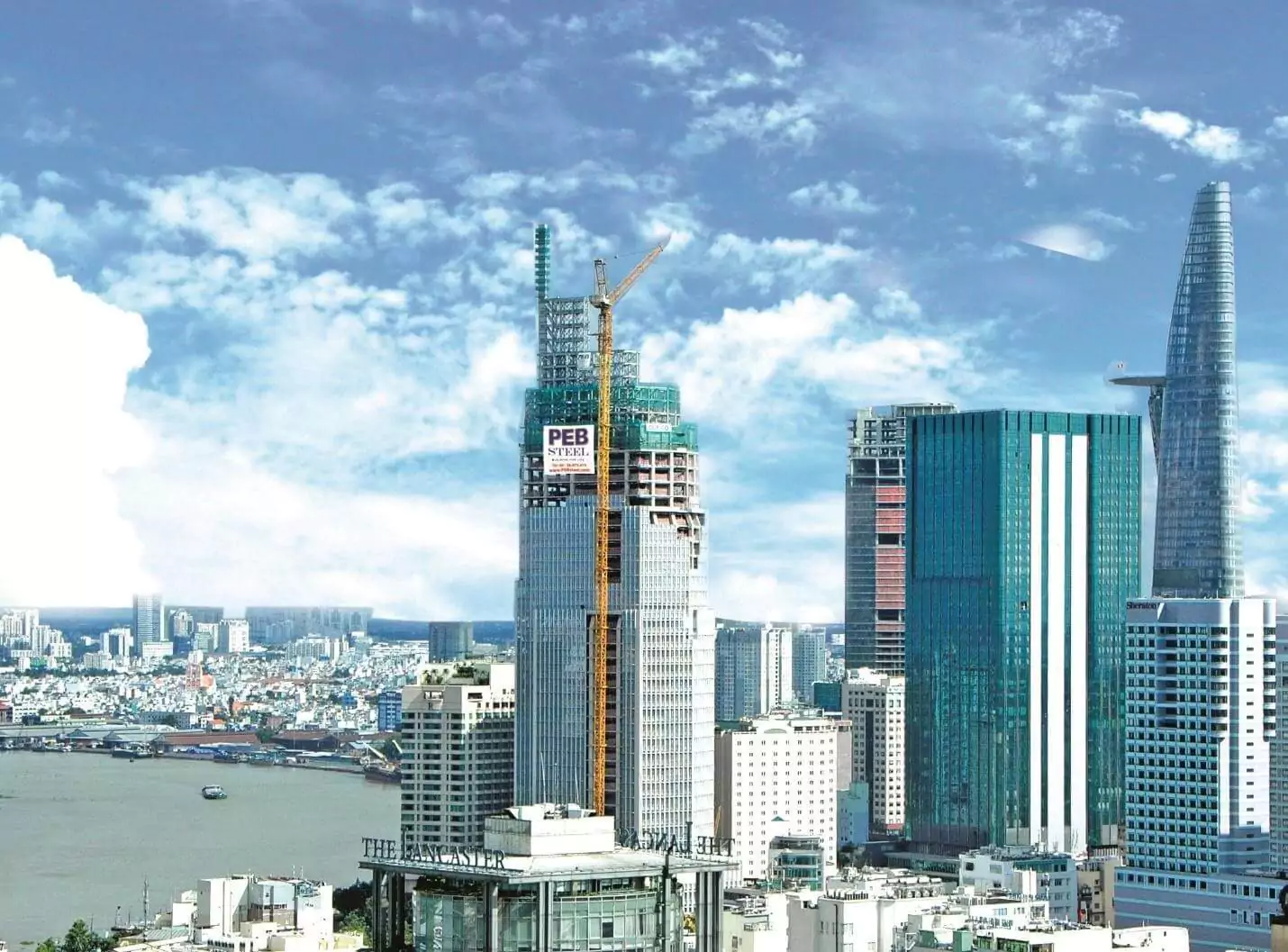 Cụm kết cấu thép trên đỉnh tòa nhà Vietcombank (TPHCM) do Pebsteel thực hiện.
