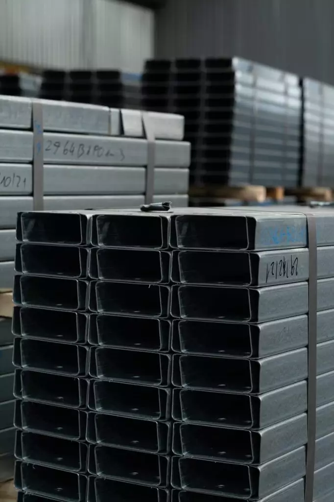 Thép kết cấu dạng chữ C làm xà gồ khi thi công lợp tô