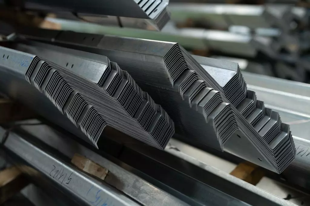 Thép kết cấu dạng chữ Z làm xà gồ khi thi công lợp tôn