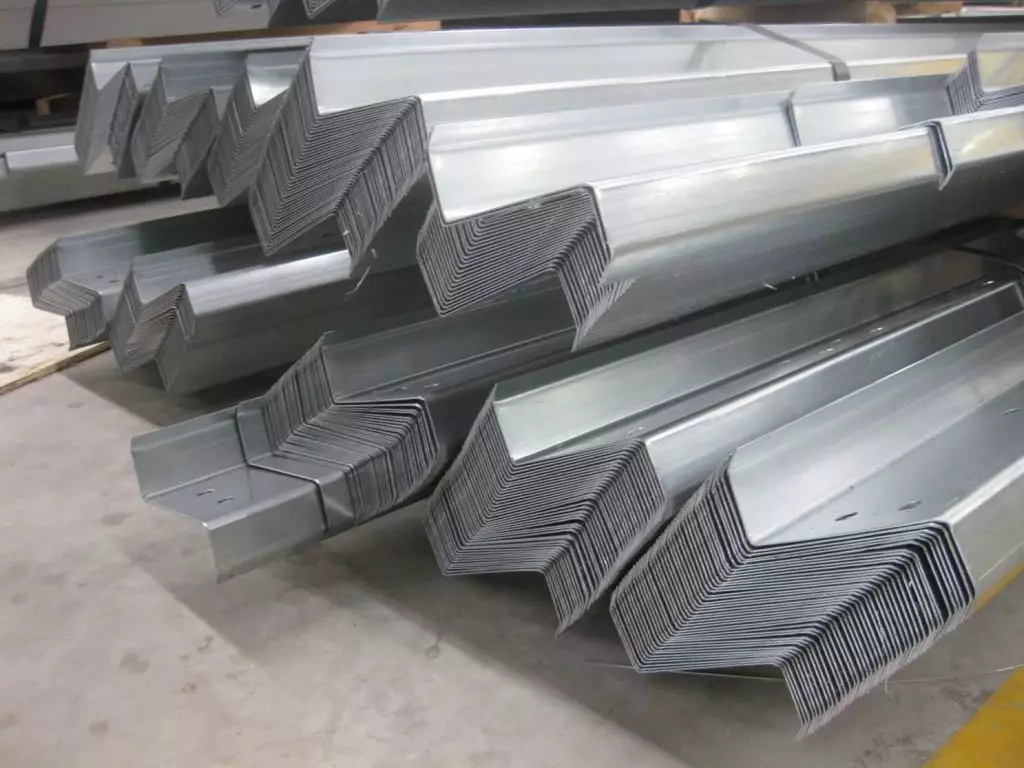 Xà gồ được gia công trực tiếp từ thép cuộn cán nguội tại nhà máy Pebsteel