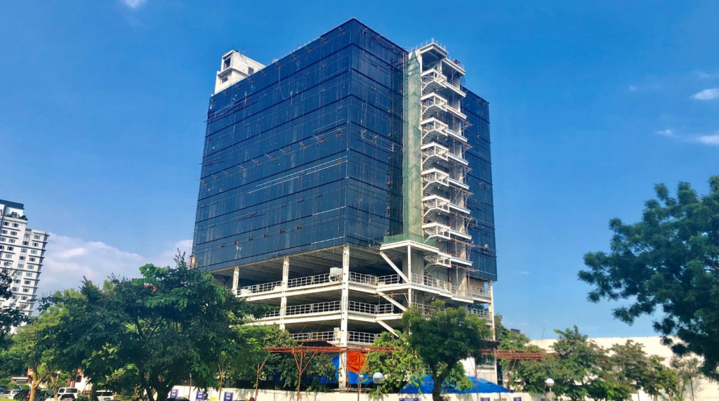 High-rise prefabricated building with parking lot in the Philippines constructed by Pebsteel 