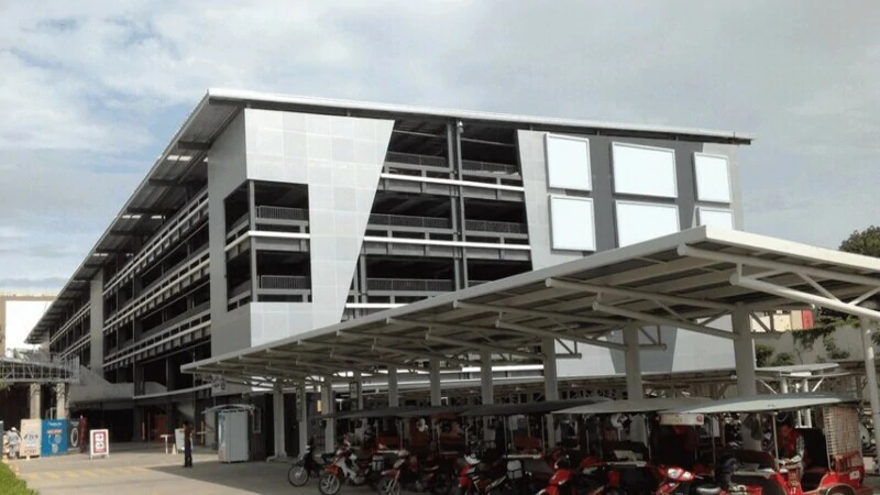 The 4-storey car park with a single-roof frame