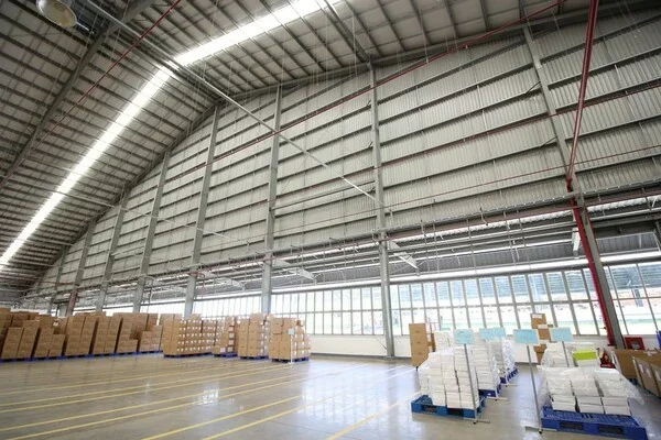 Pre-fabricated steel warehouse model without columns in the middle of the vast