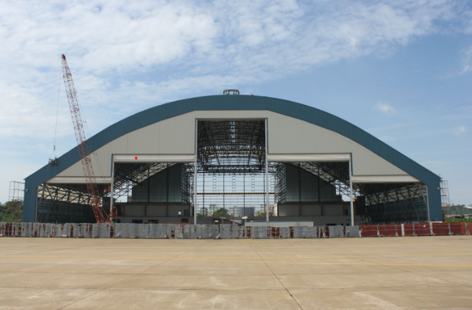 Custom-designed pre manufactured steel hangar with large clear-span steel structure