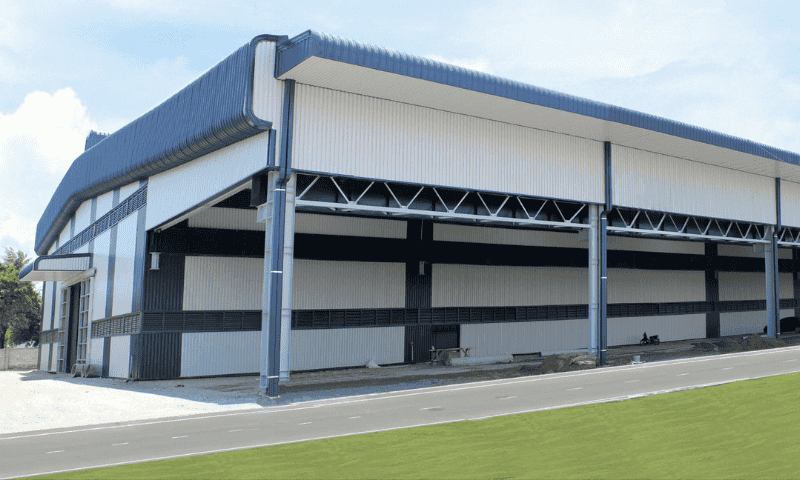 Thi công lắp đặt cột, kèo, xà gồ để xây dựng nhà xưởng