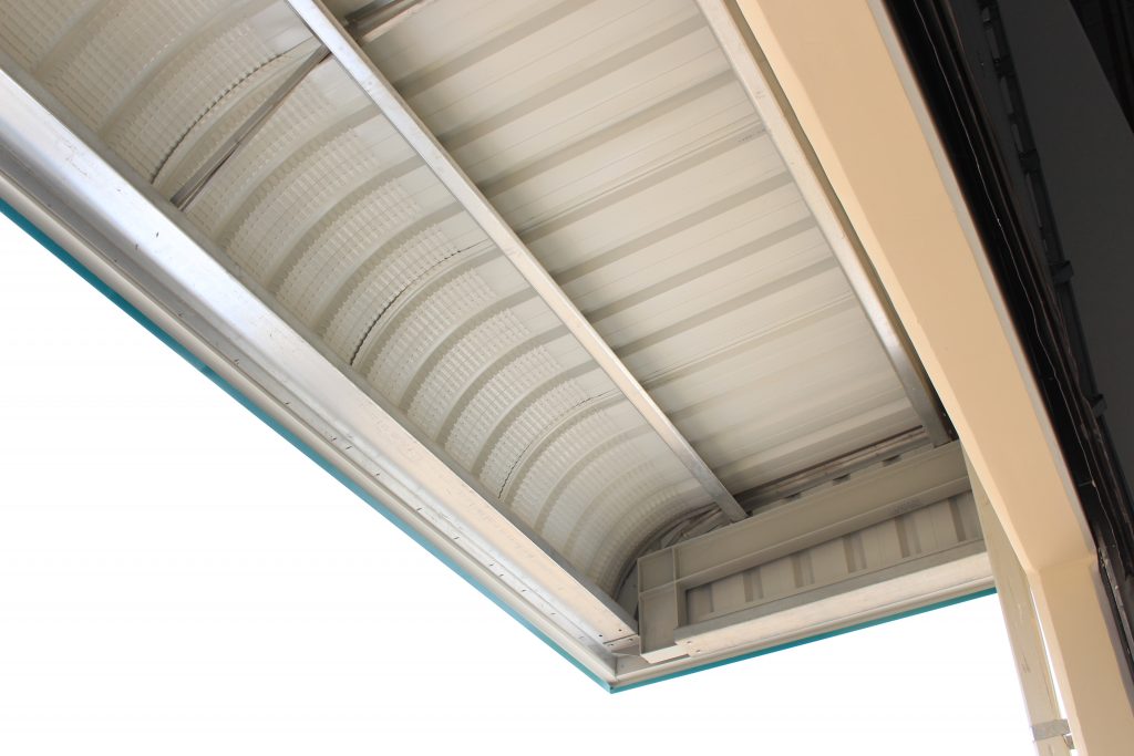 Canopy roofs are popular with four types of materials, including corrugated iron, tempered glass, polycarbonate roofing sheets and aluminum.