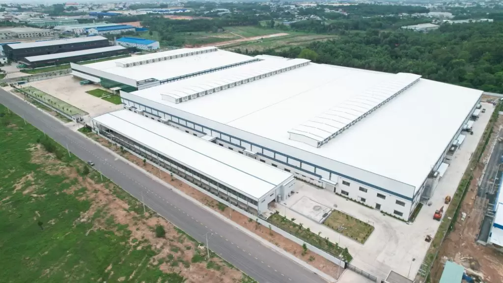 The project was designed by a steel structure fabricator in Vietnam and is used as a manufacturing factory