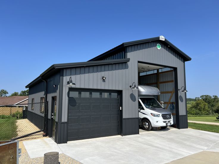 Small-scale steel warehouses used as garages (Source: Internet)