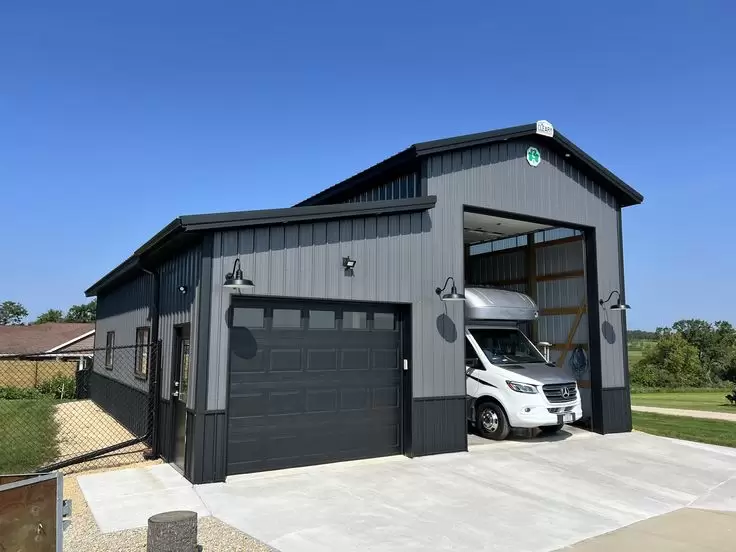 Small-scale steel warehouses used as garages (Source: Internet)