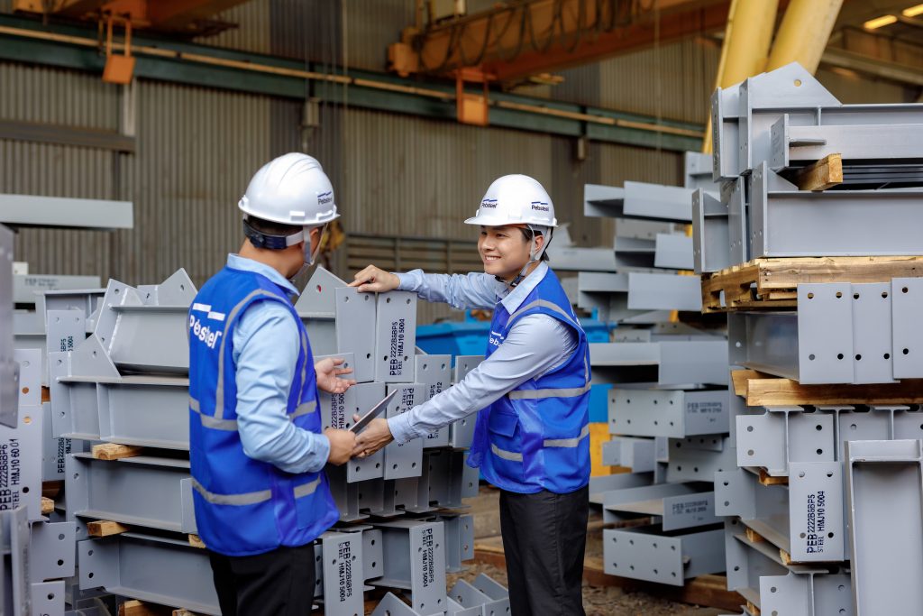 Kết cấu thép thường được chế tạo tại các nhà máy chuyên biệt