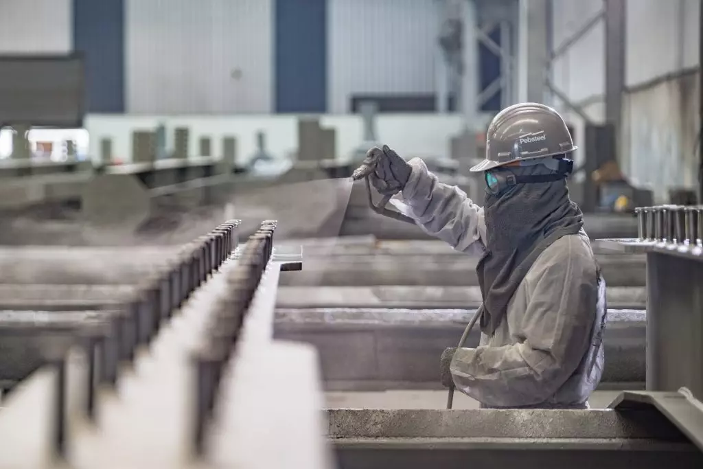 Tùy theo bề mặt kết cấu thép và điều kiện không gian xung quanh, chủ thầu có thể cân nhắc là lựa chọn phương án thi công sơn phù hợp