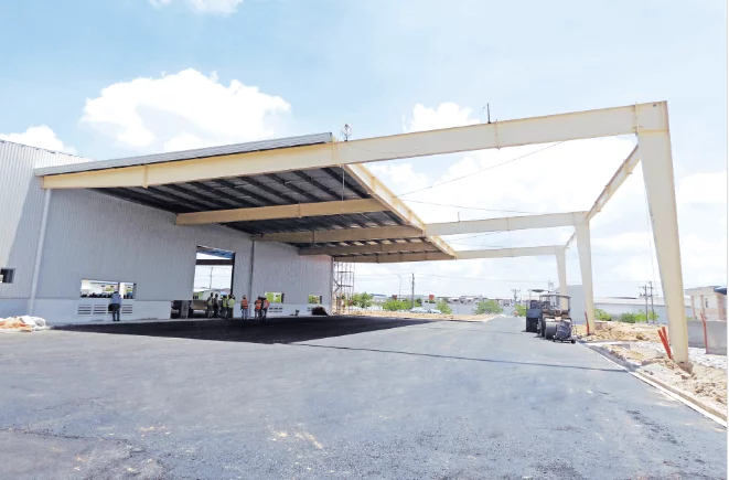 Lean-to rafter frame is built based on the existing building, column or wall