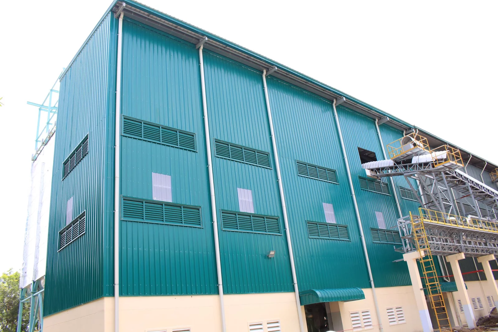 Types of doors in prefabricated steel building construction