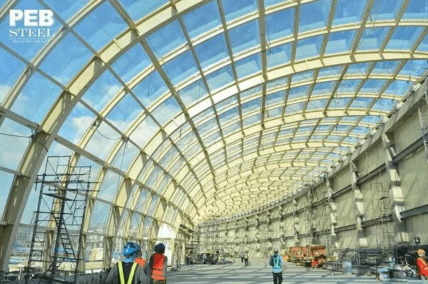 Pebsteel Vietnam designs and erects curved trusses for the Manila Bay Resorts project in the Philippines.