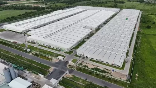 Nhà máy sản xuất cỏ nhân tạo do Pebsteel thiết kế và thi công, thể hiện quy mô và hiệu quả vượt trội trong các công trình công nghiệp hiện đại