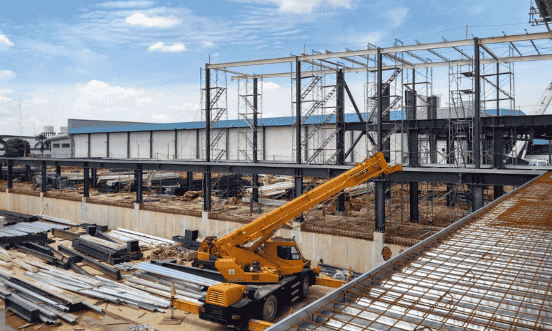 Hình ảnh một kho lạnh thép tiền chế đang được Pebsteel thi công