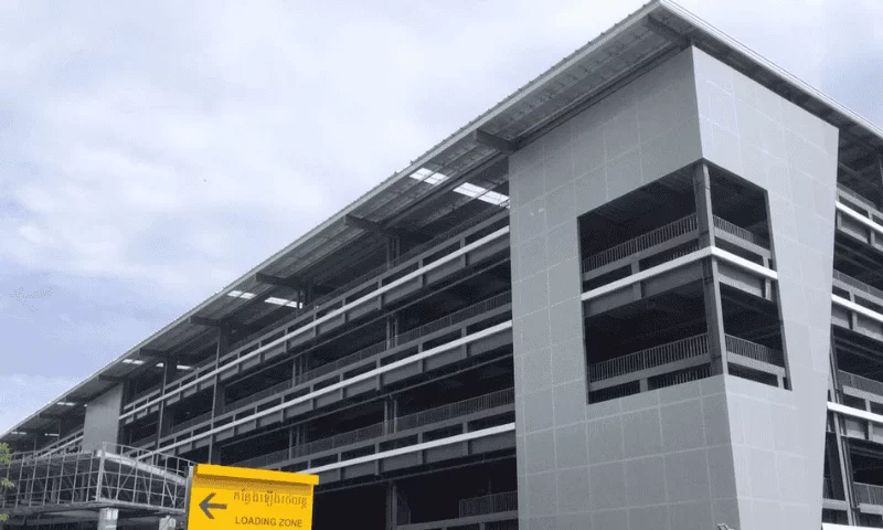 A multi-storey parking facility using steel structures to optimise traffic flow.