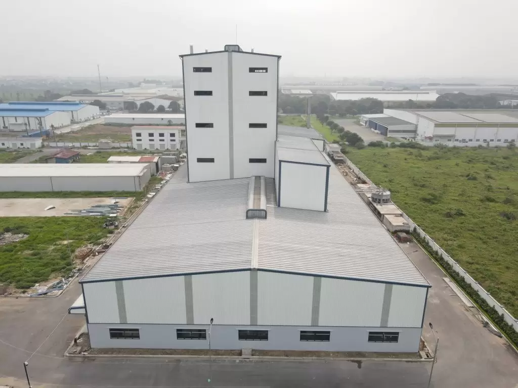 Mái tôn được lợp dốc ở một công trình nhà thép tiền chế tại Việt Nam