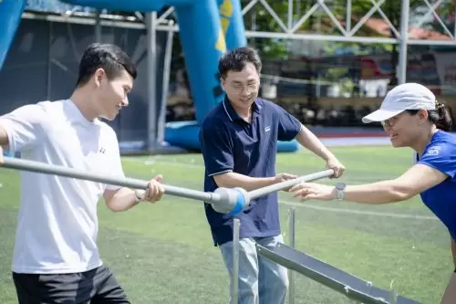 Pebsteel teams conquering team-building challenges with strong teamwork and smooth coordination