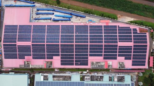 The rooftop solar power system at Truong Phu Yarn Factory helps reduce nearly 1,500 tons of CO₂ emissions annually.