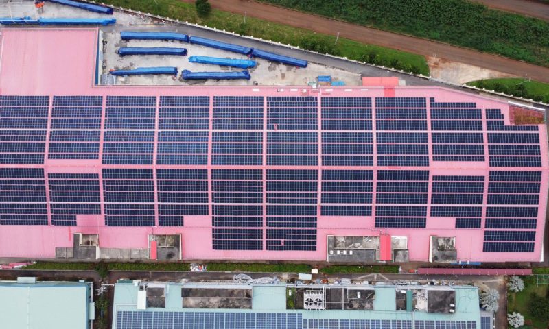 The rooftop solar power system at Truong Phu Yarn Factory helps reduce nearly 1,500 tons of CO₂ emissions annually.