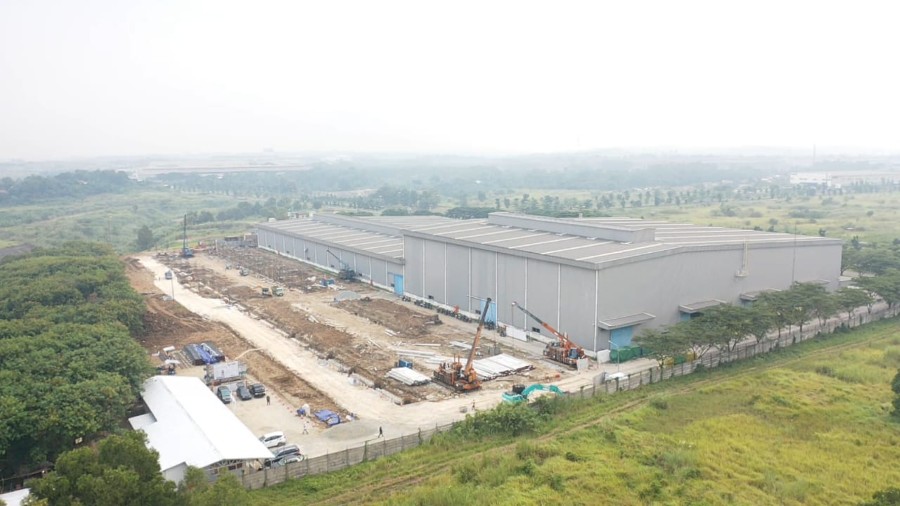 A Pebsteel project is constructing the foundation of a prefabricated steel buiding