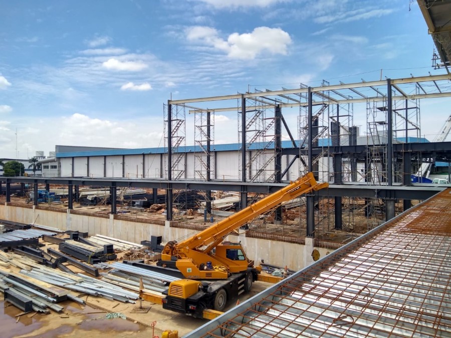 Pebsteel’s pre-engineered steel building under construction, demonstrating fast and efficient erection