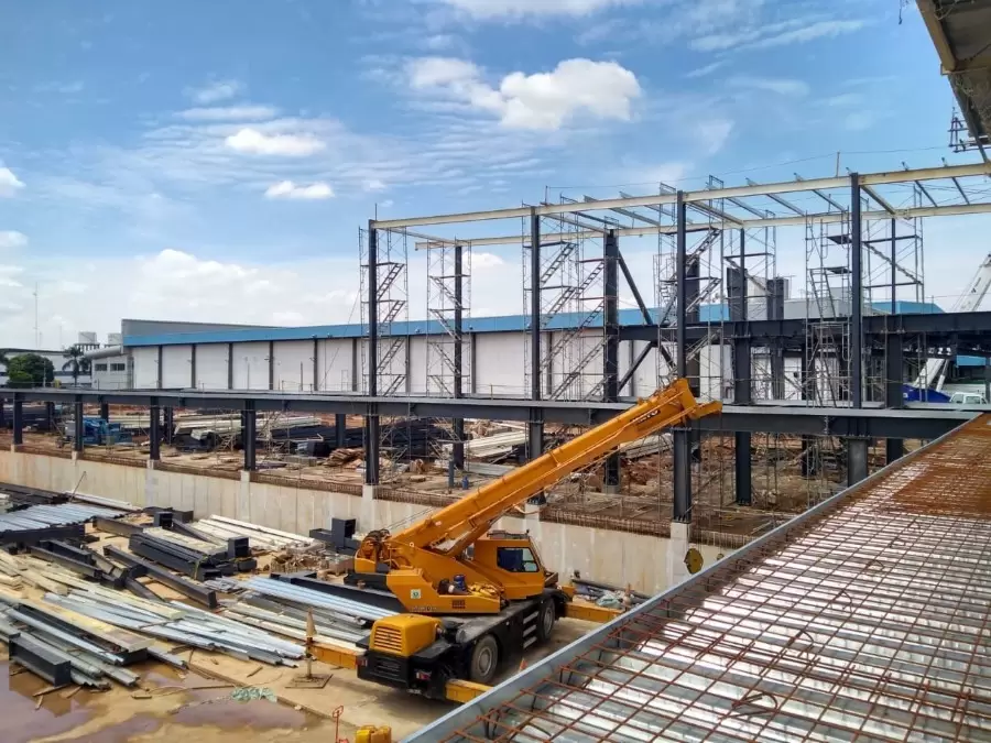 Pebsteel’s pre-engineered steel building under construction, demonstrating fast and efficient erection