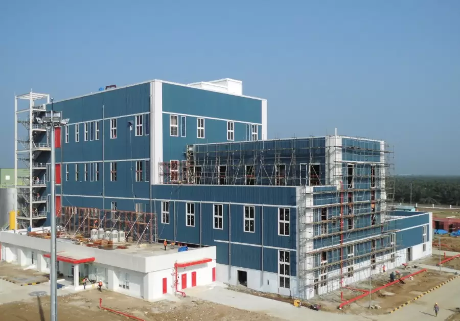 Modern steel Pre-Engineered Building being assembled on-site for industrial efficiency