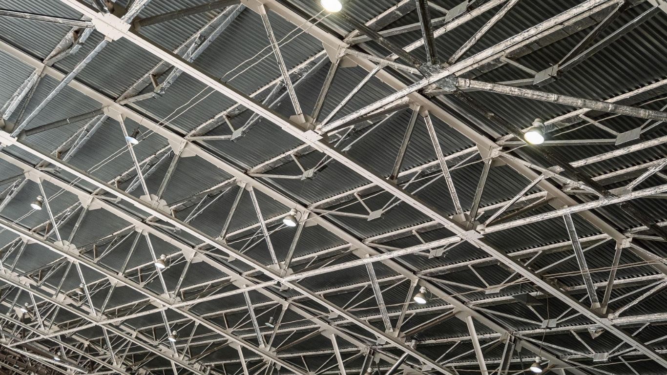 metal trusses covering an industrial long-span building